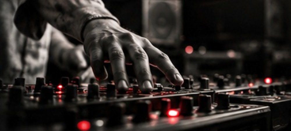 Mains d'un DJ sur une table de mixage